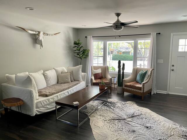 Cheerful 3-bedroom Farmhouse, 3 miles to down town