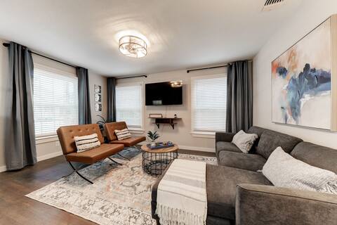 Successful Airbnb property: Downtown - w/fabulous outdoor space, pets welcome! in South Central