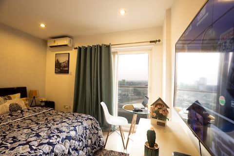 Modern studio: 8th floor views close to Airport