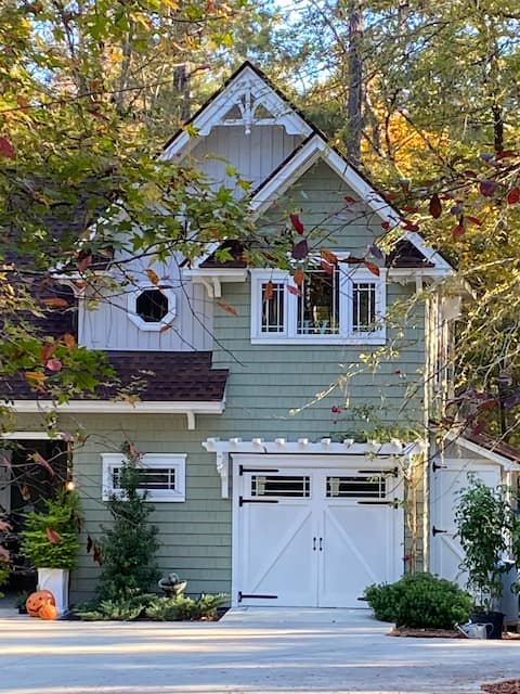 Adorable 1-bedroom guesthouse on the river