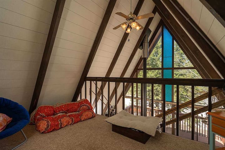 Sasa kuna futoni kwenye roshani ambayo inageuka kuwa kitanda cha ukubwa kamili. 