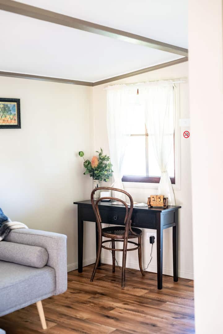 يوجد واي فاي في مساحة عمل هادئة مع إطلالة.