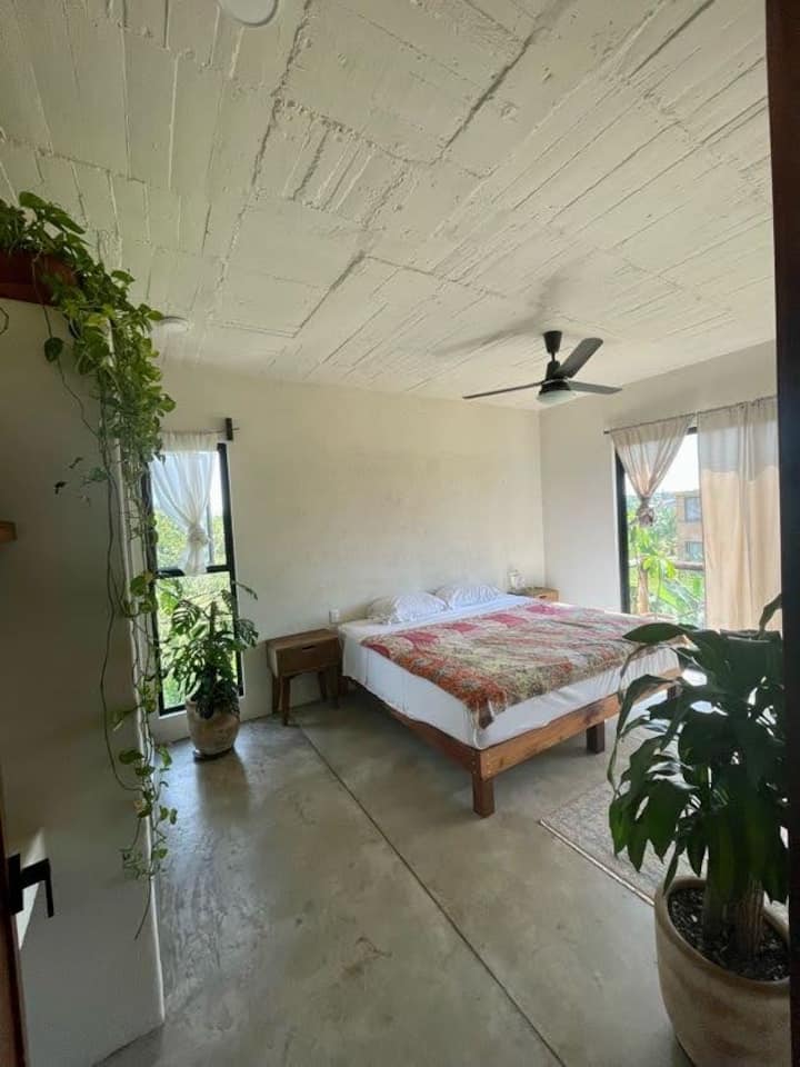 Spavaća soba 3
Nalazi se na drugom katu
Bračni krevet (180x200)
Zaseban balkon
Zajednička kupaonica s 2. spavaćom sobom