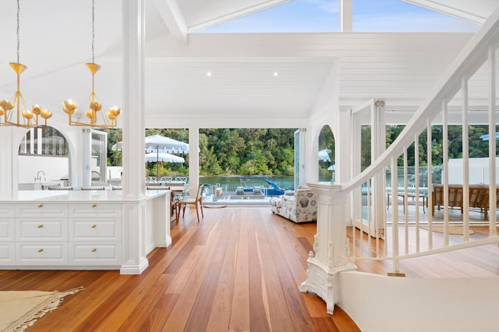 La Casa Blanca – Waterfront Luxury, Walk to beach gallery image 2