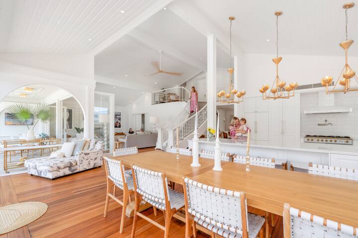 La Casa Blanca – Waterfront Luxury, Walk to beach gallery image 3