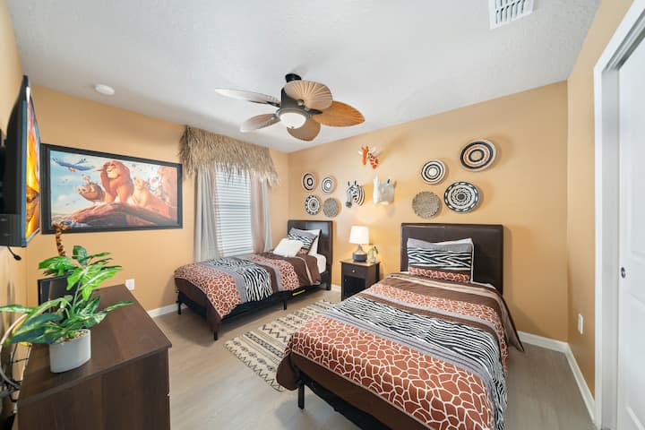 Chumba cha kulala #5 (ghorofa ya juu): Chumba chenye mandhari ya Lion King kilicho na vitanda viwili viwili.