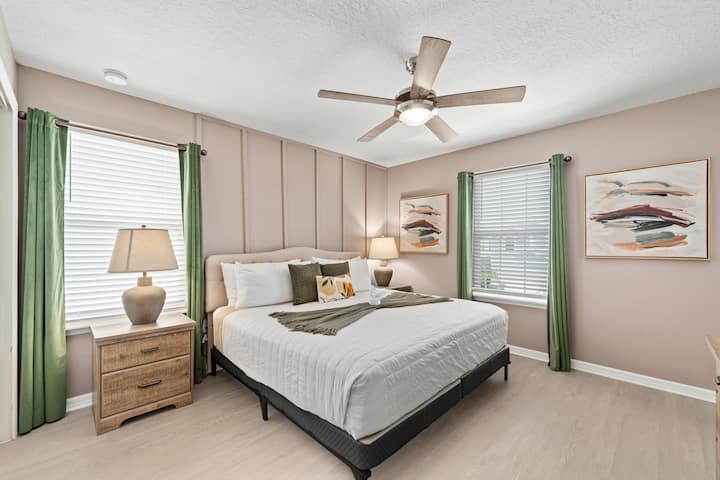 Chumba cha kulala #6 (ghorofa ya juu): Chumba cha "Mapumziko ya Kutuliza" kilicho na kitanda cha King na chumba kilichoambatishwa.