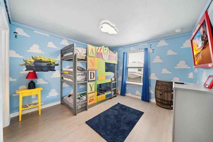 Chumba cha kulala cha Toy Story w/vitanda vitatu vya ghorofa pacha.