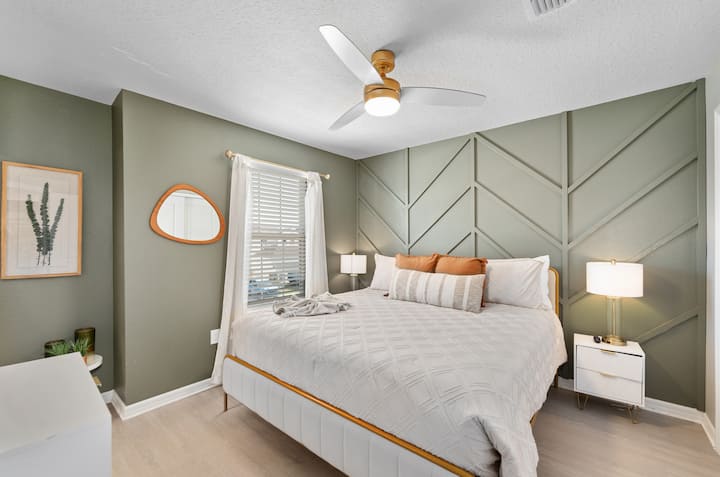 Chumba cha kulala #7 (ghorofa ya juu): Chumba cha "Green Haven" kilicho na kitanda cha King na chumba kilichoambatishwa.