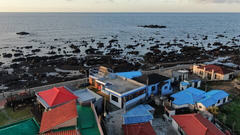 Right in front of the sea, pretty emotional stay # Hagwiro Minbak - Main House # The evening sea sun is so pretty