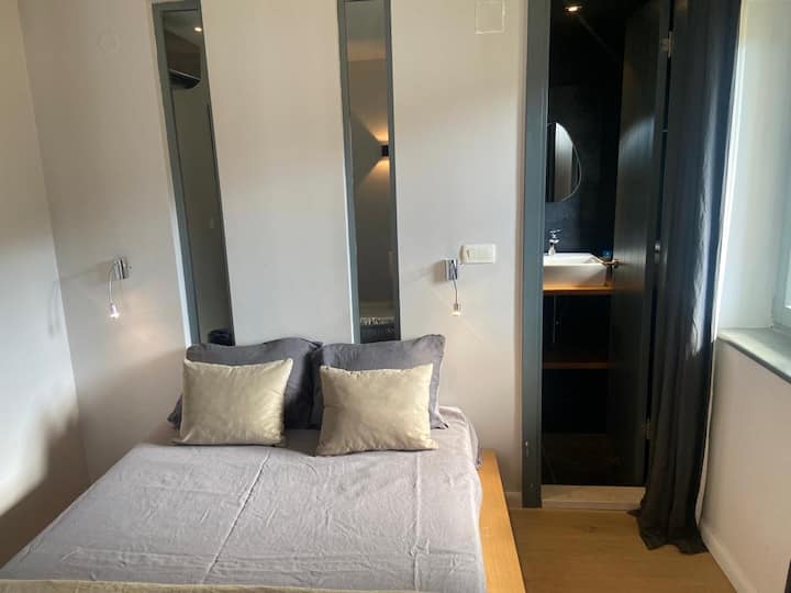 Спална соба 1. Дупли кревет со сопствен апартман.