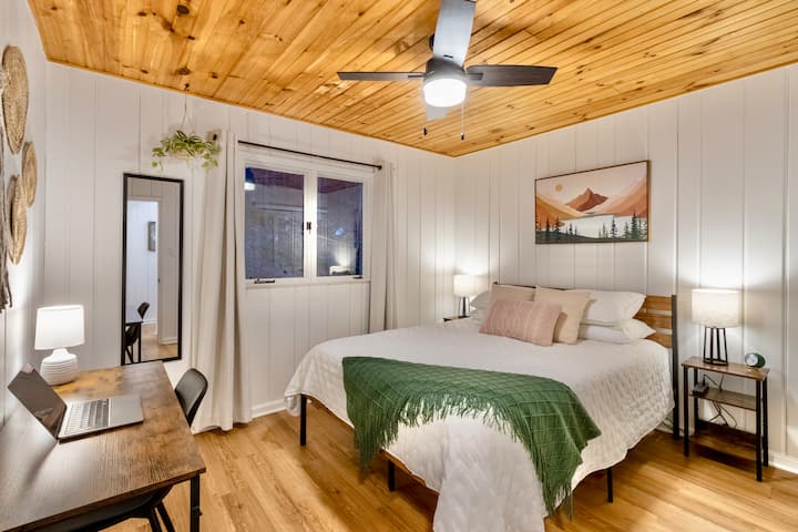 Първа спалня с двойно легло и работно пространство