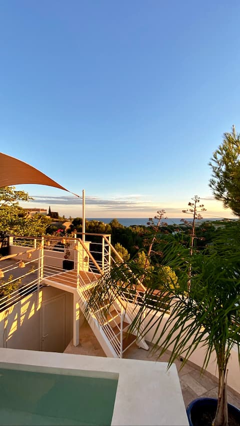 Sea view house with pool