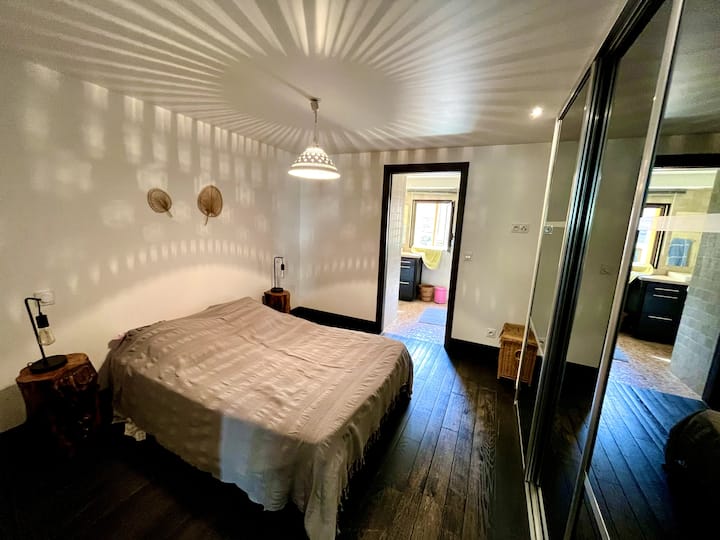 ห้องนอนพร้อมห้องแต่งตัวและเข้าถึงห้องอาบน้ำได้โดยตรง