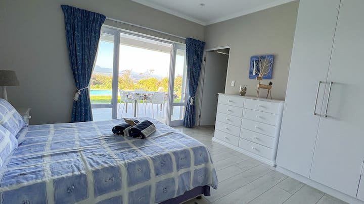 Спалня за гости със собствена баня на приземния етаж с достъп до градината и басейна