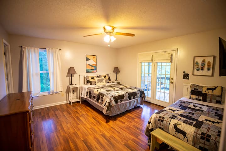 Bedroom 2. Queen and Twin. 