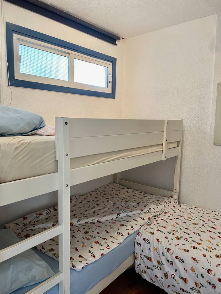 მე-2 საძინებელი ერთადგილიანი საწოლით და ორსართულიანი საწოლით.
მე-2. საძინებელი ერთადგილიანი საწოლით და ორსართულიანი საწოლით. 