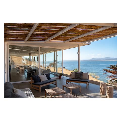 First row house overlooking the ocean. Arrive from the beach