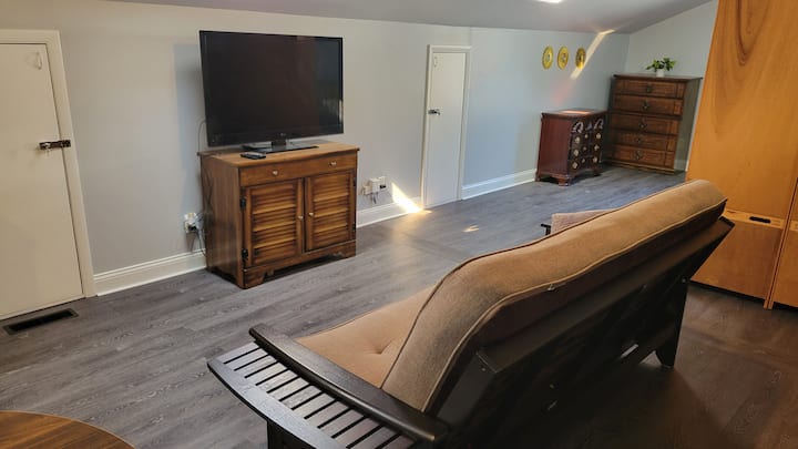 The Dogtown Loft -Private Loft, Parking, And Deck! - Clayton