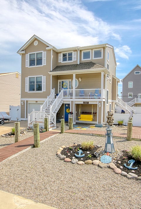 Summer Oasis
Brand new 5 Bedroom Paradise