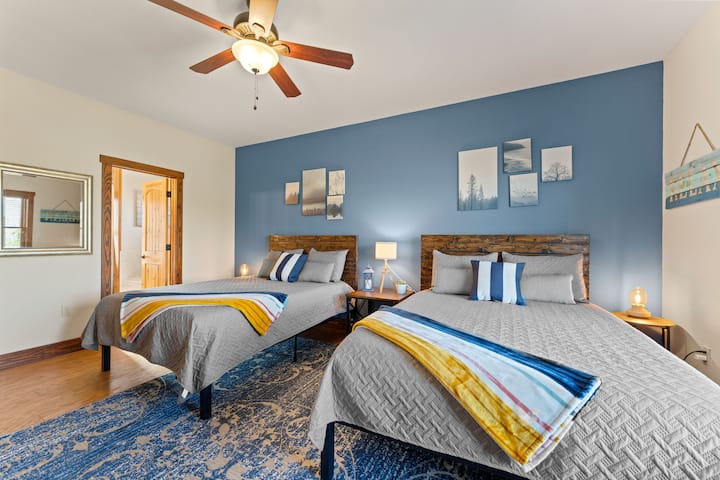 Chumba cha kulala cha ghorofani chenye vitanda viwili vya futi tano