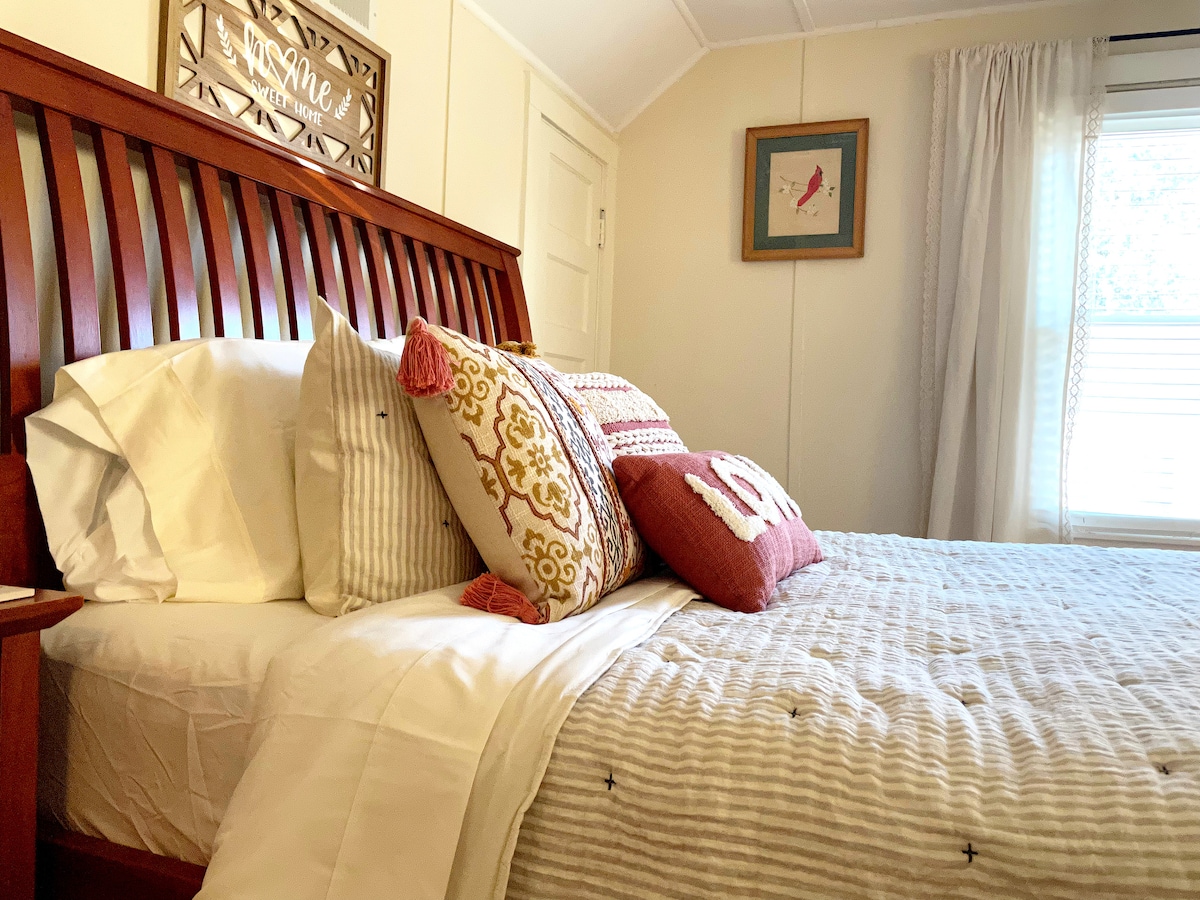 חדר שינה לאורחים עם מיטת קווין סייז בקומה השנייה