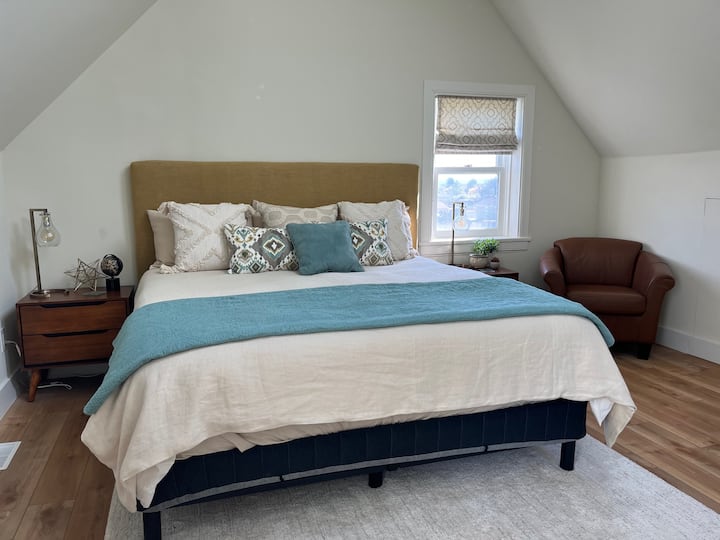 ห้องสวีทคิงไซส์ส่วนตัวพร้อมห้องน้ำในตัว – การนอนหลับอย่างสงบของคุณ