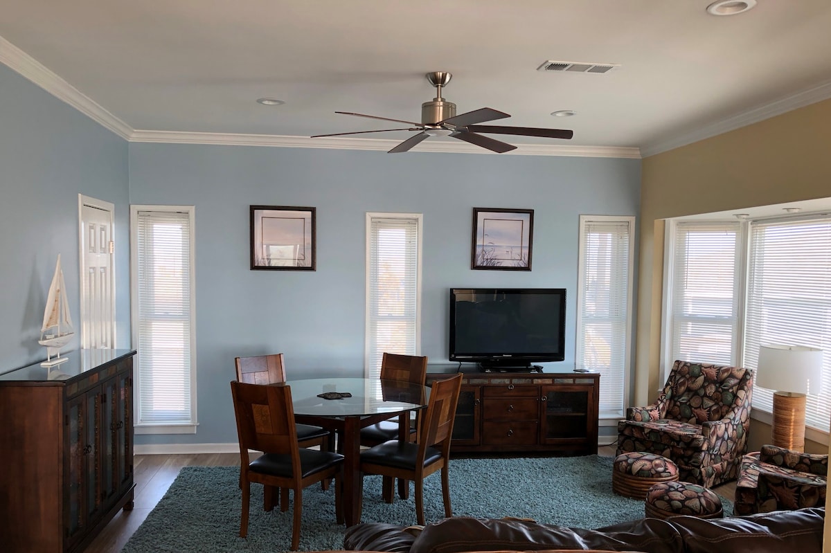 Otvoreni dnevni prostor - 4 prostorije - blagovaonica /dnevni boravak/igraonica/kuhinja.  2 bračna kreveta (1,6x2)