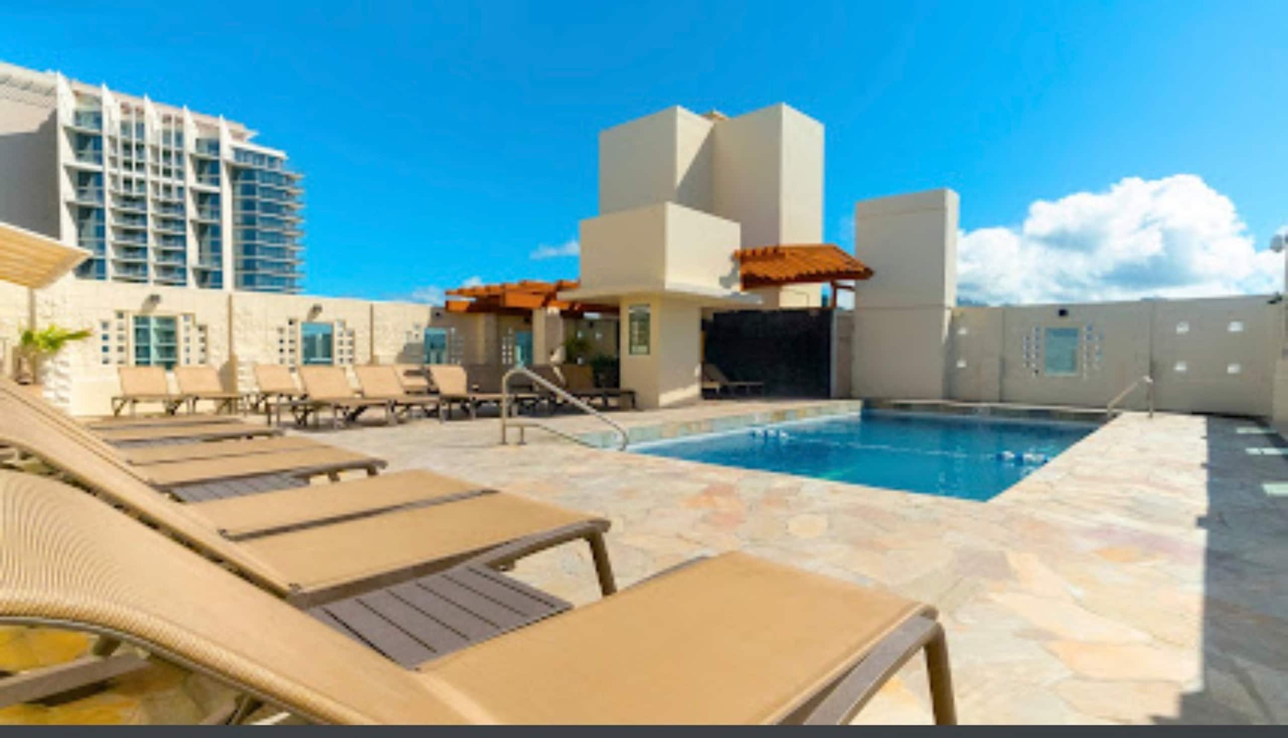 Resort in Honolulu · ★4.33 · 1 bedroom · 2 beds · 2 private baths - Image 16