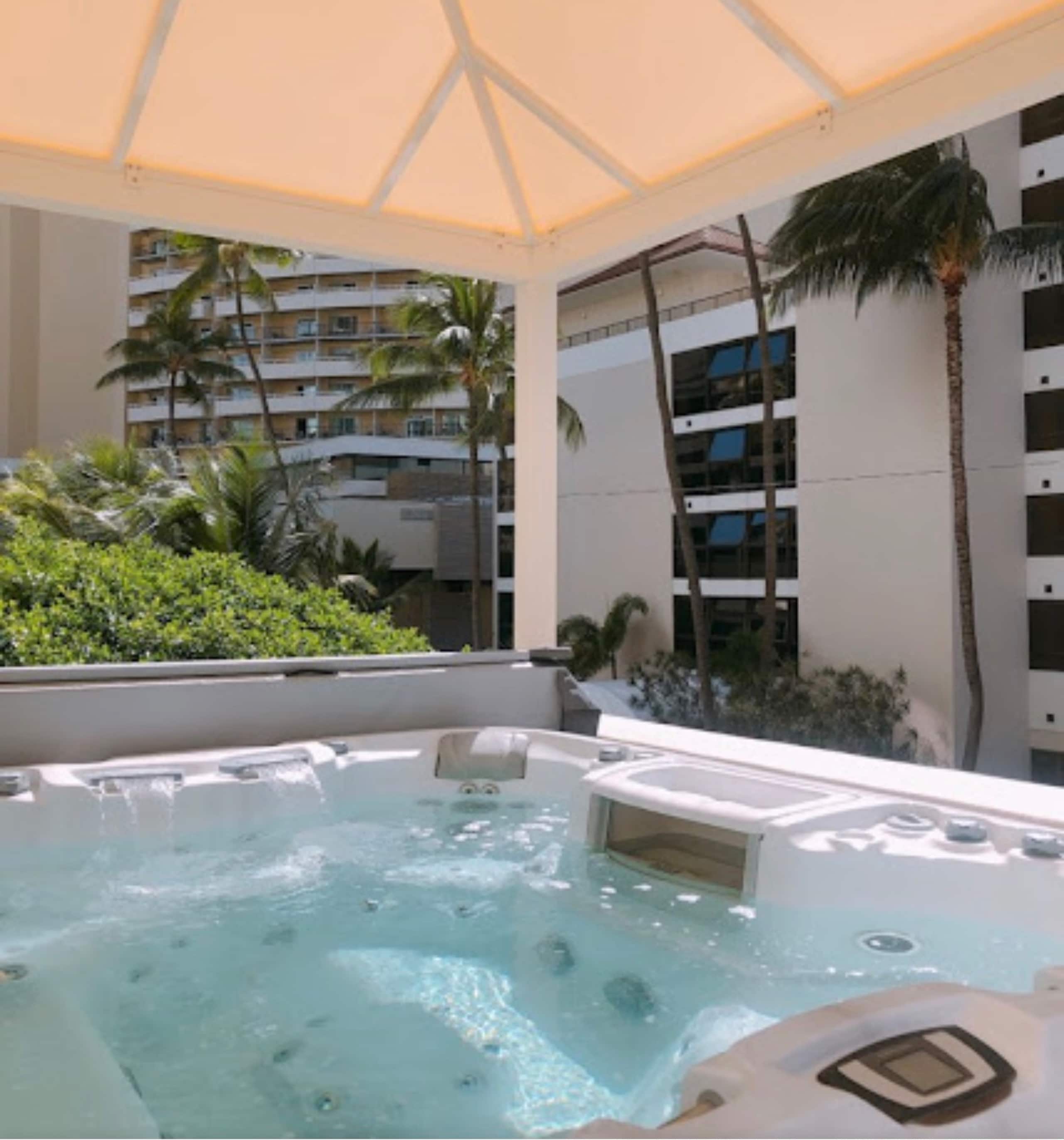 Resort in Honolulu · ★4.33 · 1 bedroom · 2 beds · 2 private baths - Image 18