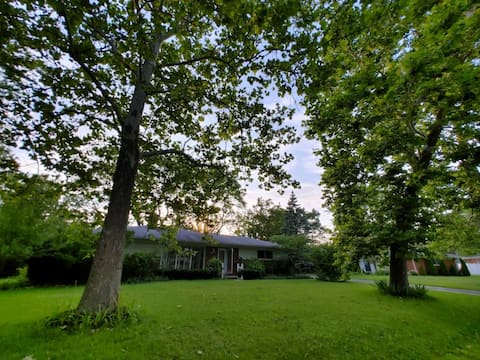 Clean/quiet house close to Metro- Detroit area