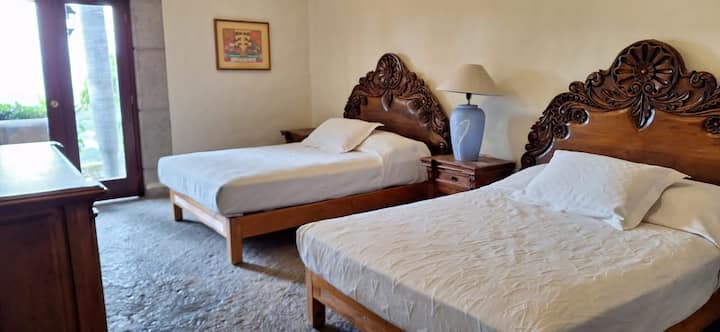 Стая с 2 двойни легла . Няма собствена баня