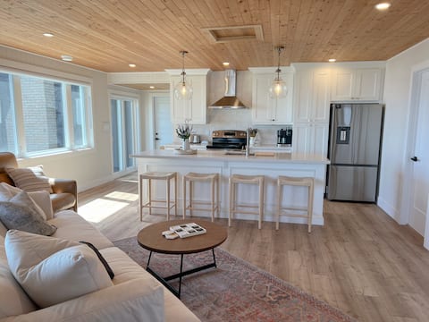 Cozy Lake Front ‘Tiki’ Cottage