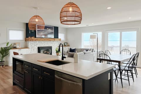 Chic Lake Front Cottage on Cedar