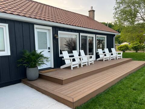 Chic Lake Front Cottage on Cedar