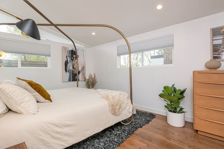 Chic Mid-Mod Cliff May home with hot tub & hammock gallery image 4