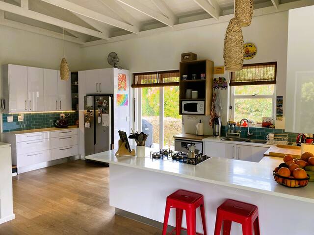 Cheerful 4 bedroom home with pool & stunning views gallery image 5