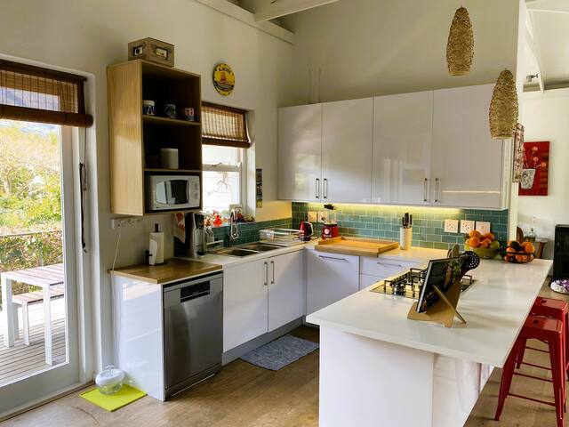 Cheerful 4 bedroom home with pool & stunning views gallery image 4