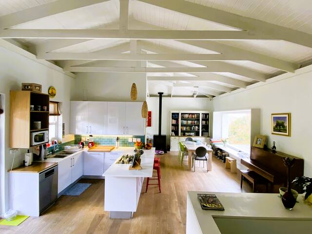 Cheerful 4 bedroom home with pool & stunning views gallery image 2