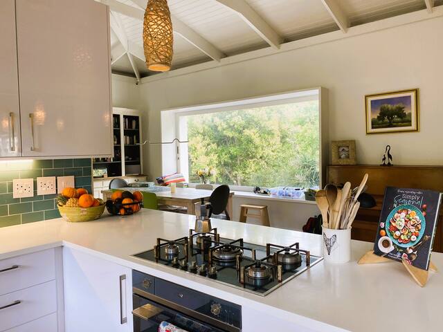 Cheerful 4 bedroom home with pool & stunning views gallery image 3