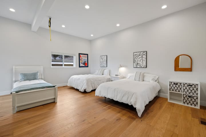 Vaulted Ceiling Large Studio Bedroom with full bath and separate entrance if needed.