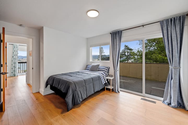 Full Bedroom- with a kids reading nook