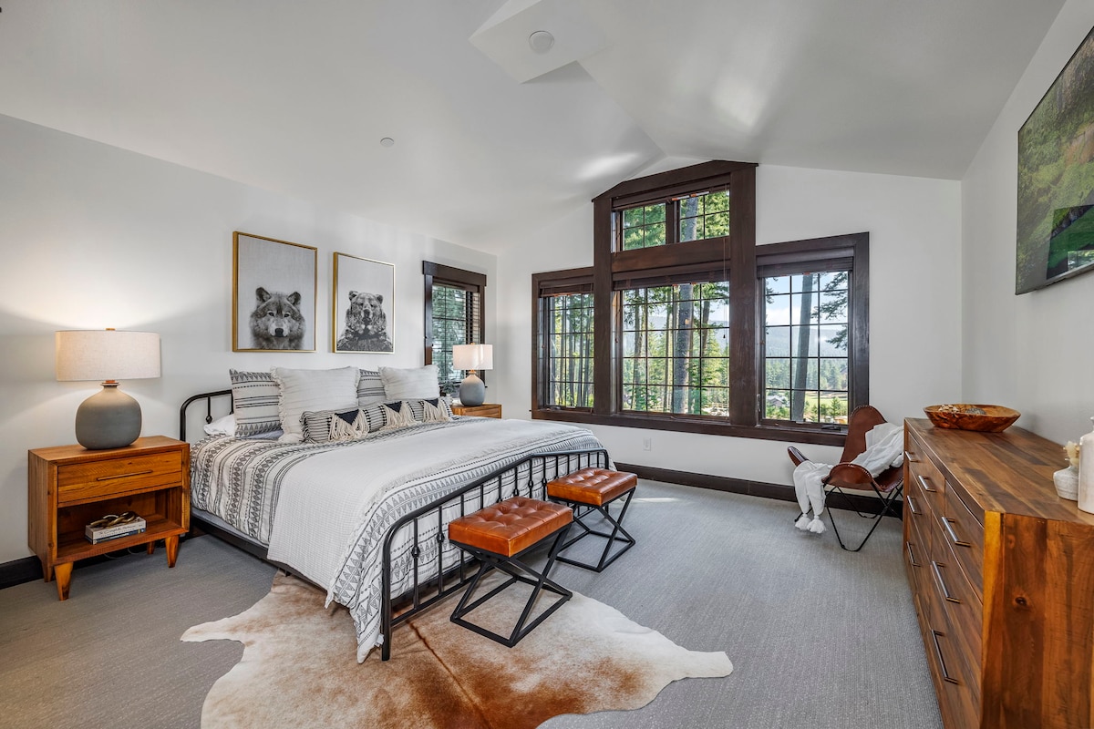 Suite principal con cama tamaño king, SmartTV, vestidor y baño privado.