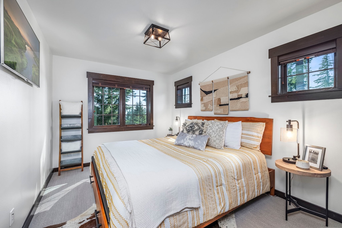 Dormitorio de invitados, con cama tamaño California King y SmartTV.