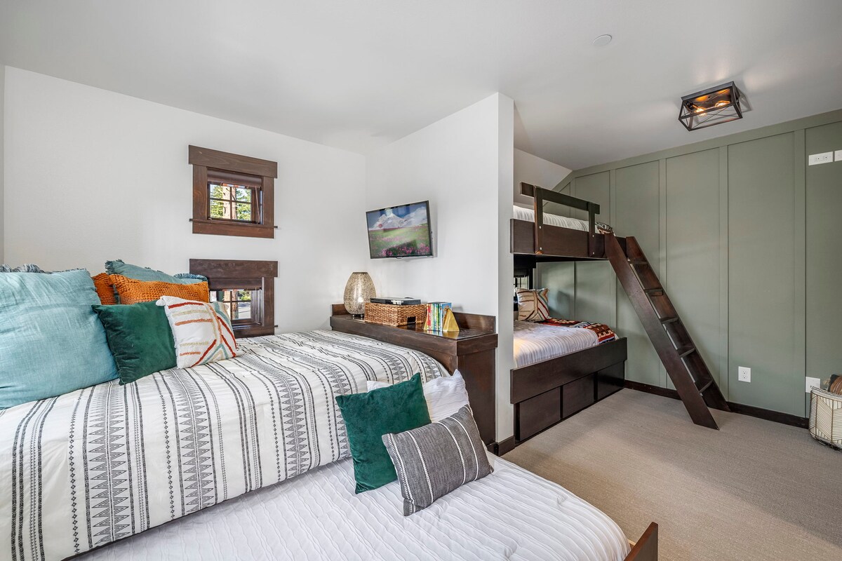 La habitación de la litera puede dormir hasta 6 con el uso de la cama nido completa.