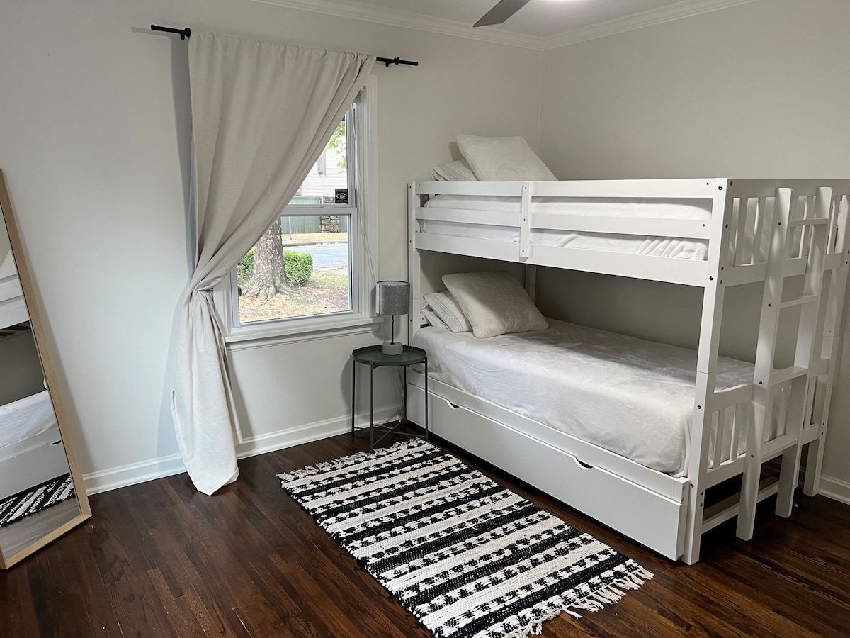 غرفة النوم رقم2 مع أسرّة مزدوجة أو يمكن توسيعها إلى سرير بمقاس كينج مع سرير بطابقين فوقه ومحرك متحرك بجوار الملك.  يُرجى إخبارنا إذا كنت ترغب في إعداد السرير الكبير لك و/أو العربة.