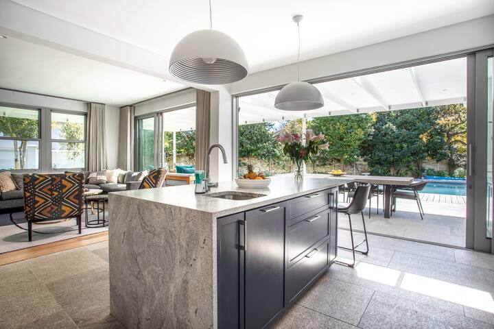 Modern 4-bedroom family home in Rondebosch gallery image 3