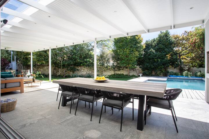 Modern 4-bedroom family home in Rondebosch gallery image 2