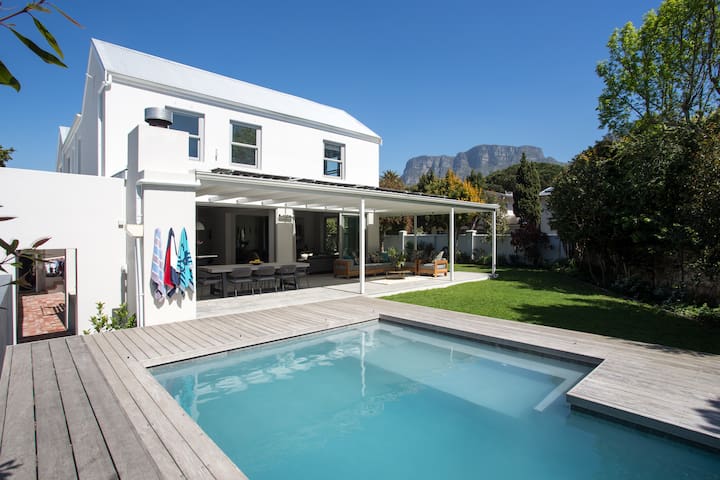 Modern 4-bedroom family home in Rondebosch