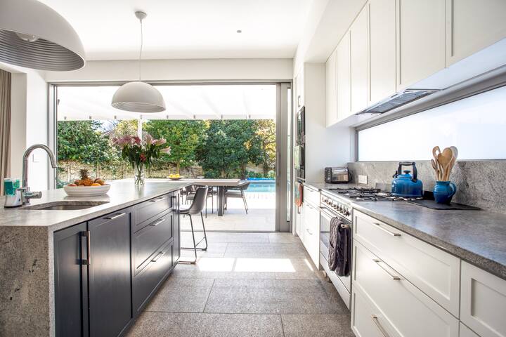 Modern 4-bedroom family home in Rondebosch gallery image 4